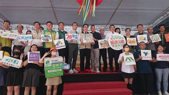 南台湾60家观光工厂举办嘉年华市集，台南市长黄伟哲（中间黄夹克者）参加开幕仪式。（程炳璋摄）
