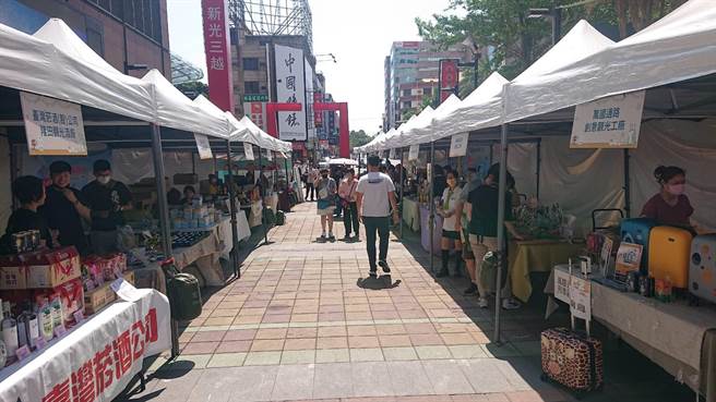 台南市经发局在小西门广场齐集南台湾60家观光工厂举办嘉年华，欢庆观光工厂推动20年。（程炳璋摄）