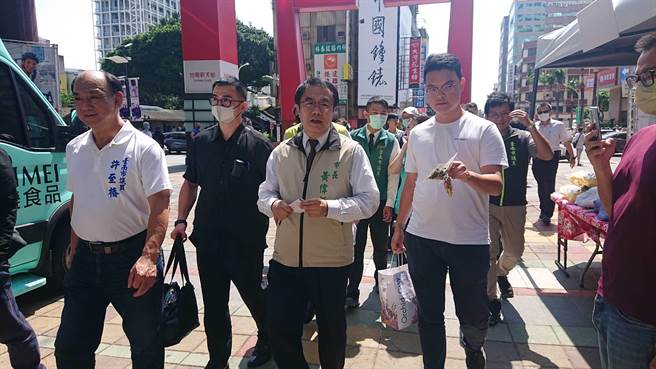 台南市长黄伟哲参观观光工厂嘉年华活动。（程炳璋摄）