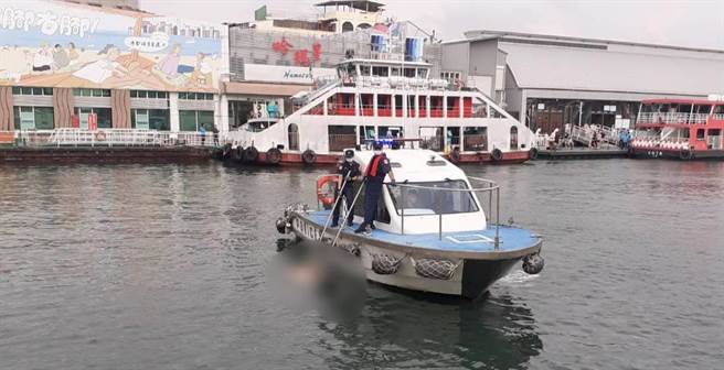 于一号船渠景观桥下方将浮尸捞起。（翻摄照片／民眾提供）