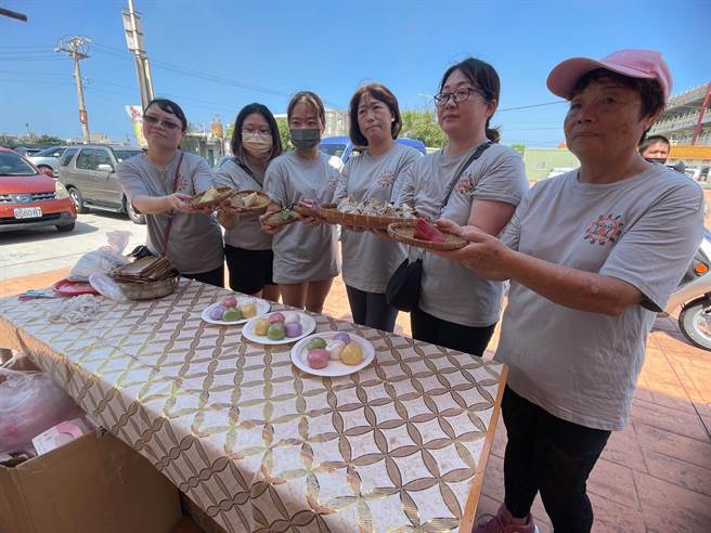 结合节庆与爱心，「云林县齐力产业文化艺术发展协会」5色彩粽分送偏乡弱势家庭。（张朝欣摄）
