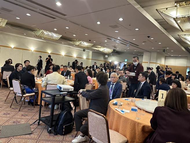 民眾党主席柯文哲访日侨宴6、70人相挺。（杨亚璇摄）