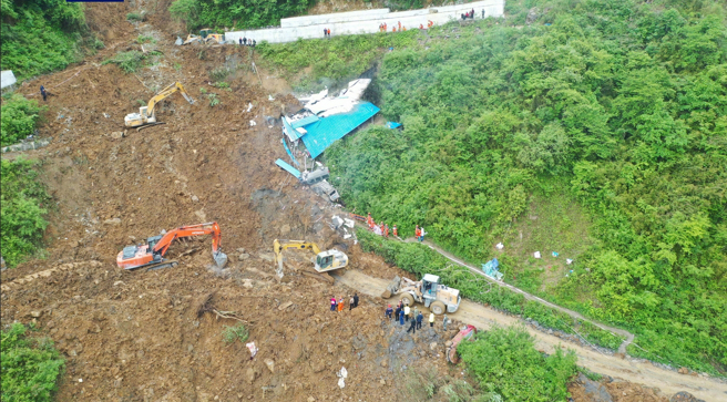 大陆四川乐山市金口河区永胜乡鹿儿坪国有林场今日清晨发生高位山体垮塌。（翻摄央视新闻）