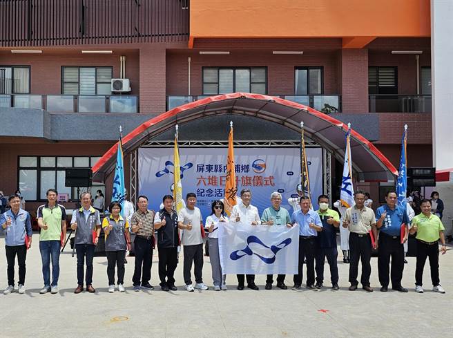 六堆日十二乡区共同签署合作宣言，打造六堆品牌。(客发中心提供)