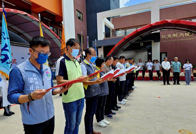 六堆日十二乡区共同签署合作宣言，打造六堆品牌。(客发中心提供)