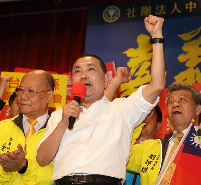 国民党总统参选人、新北市长侯友宜（中）4日出席中华民国嘉义同乡会总会主办的「嘉义人支持家己人」团结挺侯友宜大会，侯友宜致词时，誓言要夺下2024总统大位。（刘宗龙摄）