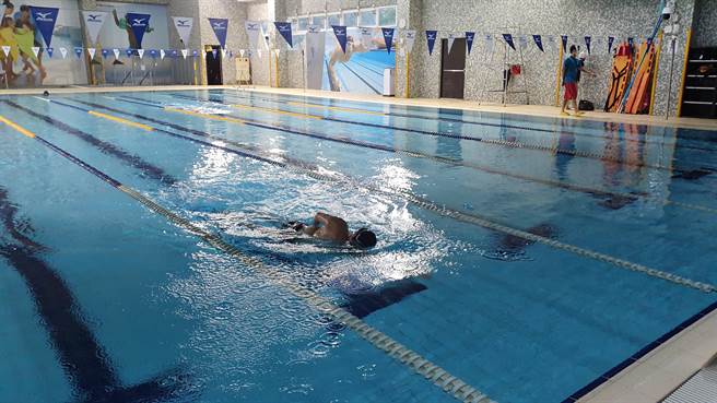 夏天游泳旺季将至，许多游泳池业者陆续开放室内外游泳池供民眾运动使用。图为民眾游泳示意图。（陈梦茹摄）