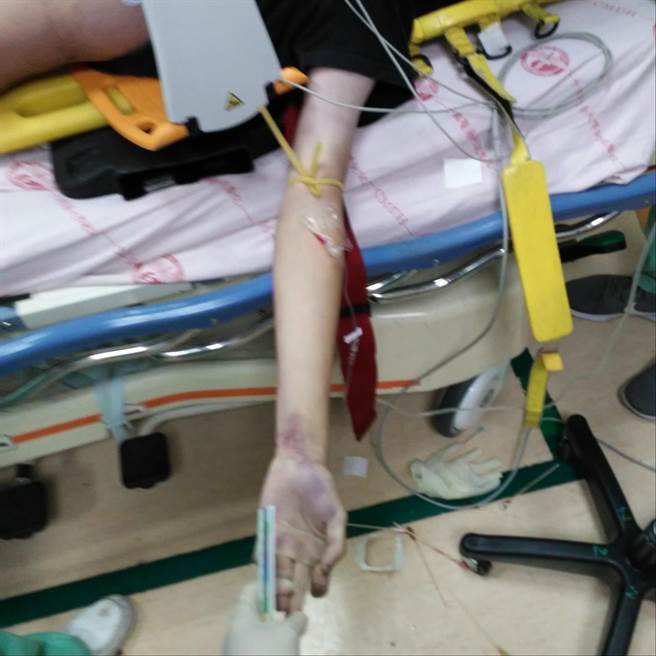 赖生家属取得急诊急救照片，其注射点滴是左手非右手。（民眾提供／冯惠宜台中传真）