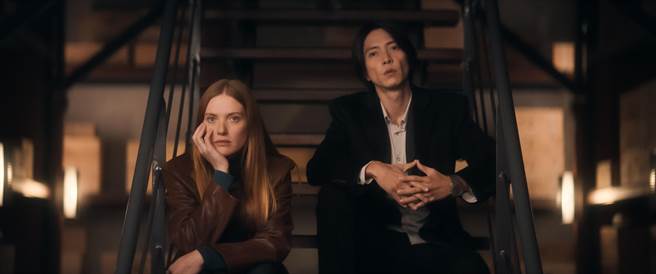 山下智久（右）与芙洛儿洁芙莉尔搭挡演出《神之雫》获好评。（Apple TV＋提供）