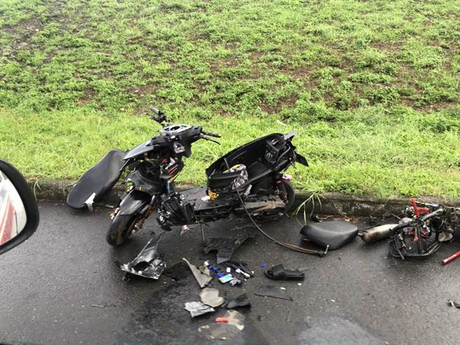 高树河堤发生重大机车车祸，2男子当场没有生命迹象。(屏县消防局提供)