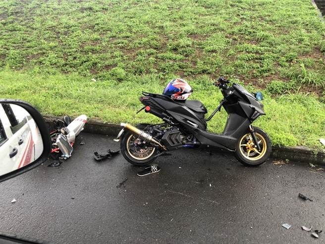 高树河堤发生重大机车车祸，2男子当场没有生命迹象。(屏县消防局提供)