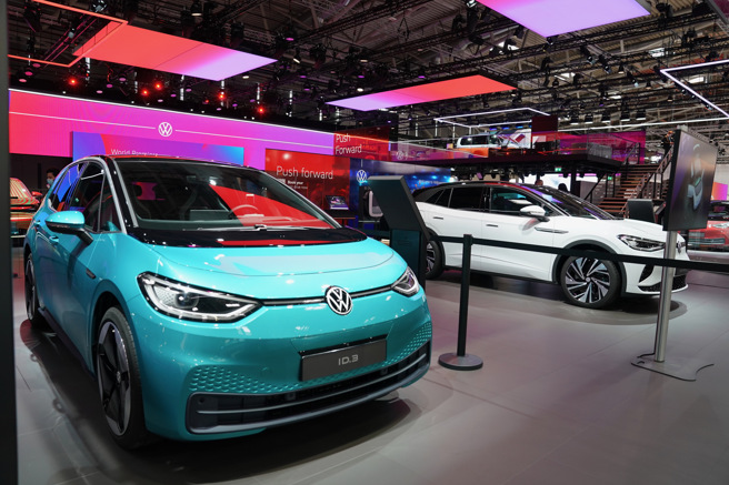 中国汽车工业实力已超越德国，德国如果不改变做法，未来势必步上美国制造业没落的后尘。图为慕尼黑车展上的德国汽车。（图／中新社）