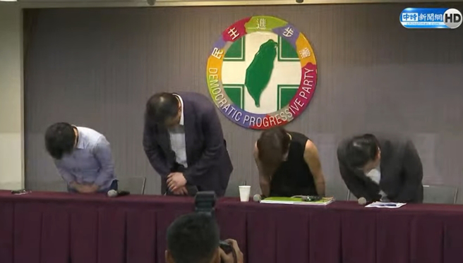 民进党狂爆性骚吃案，2日召开记者会鞠躬道歉。（图／取自中时新闻网直播）