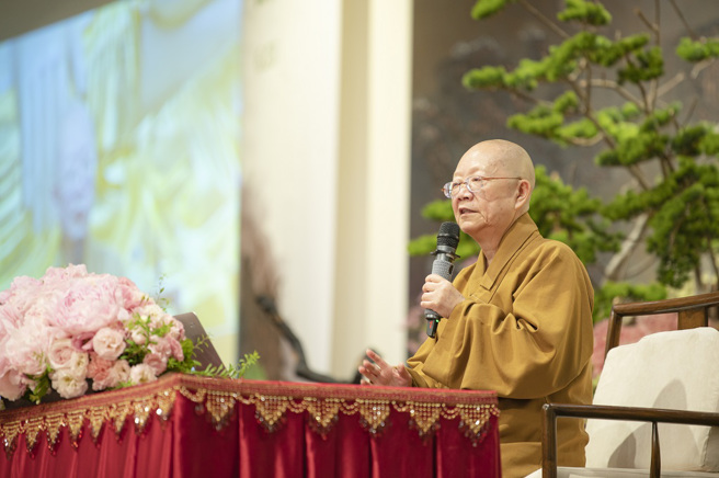 依空法师善用譬喻，妙语如珠，启发大眾找到人人本具的真心。（图／惠中寺提供）