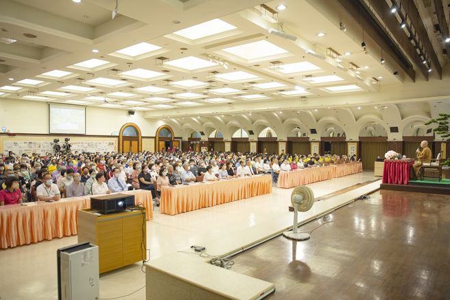 现场近700位听眾聆听讲座。（图／惠中寺提供）