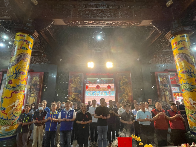 朱惕之副市长代表侯友宜市长于主殿主持祈福祭祀，祈求四时无灾、合境平安。(新北市消防局提供)