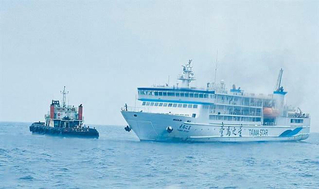 臺马之星故障在海上漂流，交通部航港局派出拖船支援，将船只拖至南竿福澳港。（马祖海巡队提供／吕健豪新北传真）