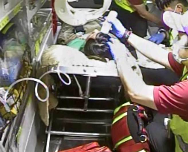 桃园市今天有名孕妇在家中急产胎儿，茄苳消防分队获报后赶抵现场救援。（桃园市茄苳分队提供／陈梦茹桃园传真）