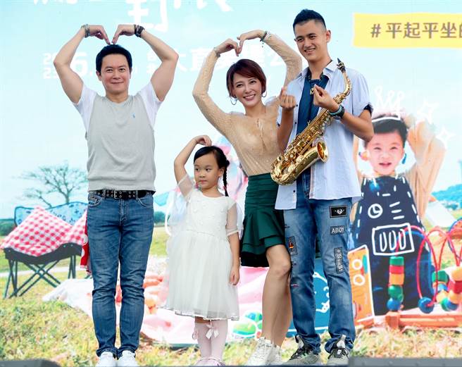 李沛绫带着一对儿女与演员王灿一起出席罗慧夫颅顏基金会「喜欢自己！亲子野餐派对」。（郑任南摄）