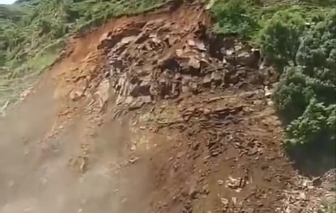 大陆四川乐山市金口河区永胜乡鹿儿坪国有林场今日清晨发生高位山体垮塌。（翻摄微博）