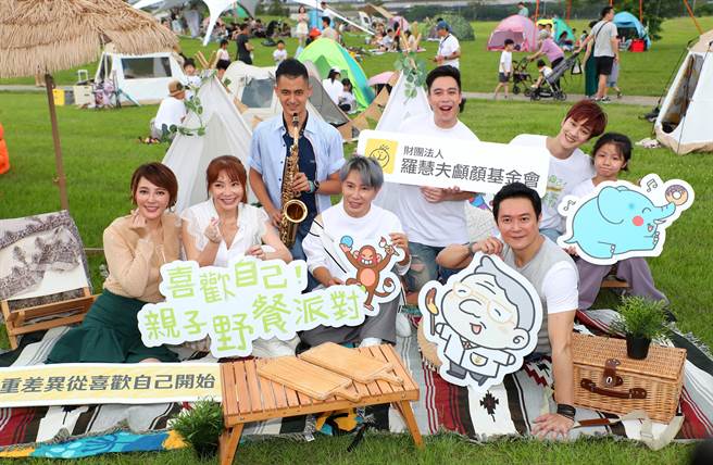 李沛绫与甄莉带着各自儿女，与王灿、无尊、造型师梵纬、网红那对夫妻的Kim及女儿妮妮，一起出席「喜欢自己！亲子野餐派对」，力挺颅顏孩童。（郑任南摄）