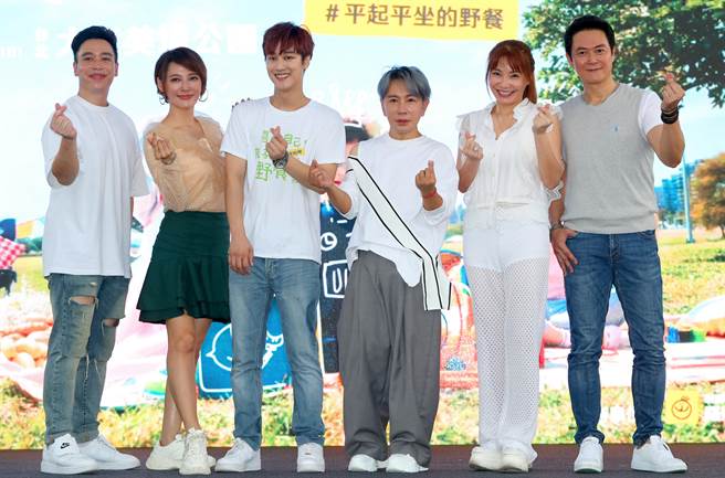 李沛绫、甄莉、王灿、无尊、造型师梵纬、网红那对夫妻的Kim等艺人出席「喜欢自己！亲子野餐派对」，力挺颅顏孩童。（郑任南摄）