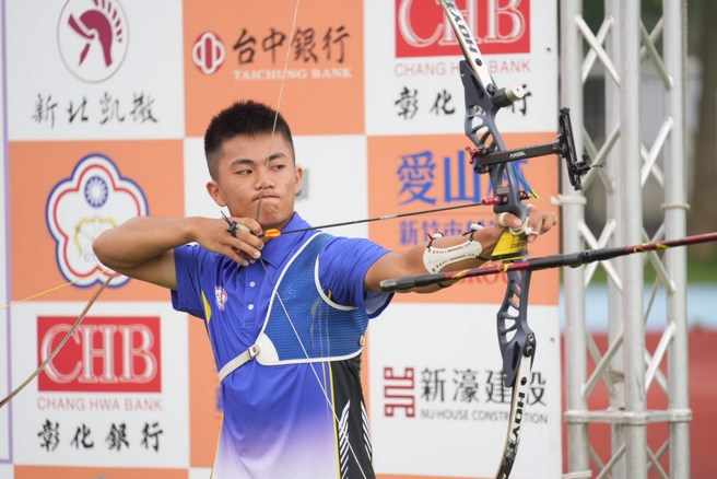 李子杰今天刚好过17岁生日。(中华企业射箭联赛提供)