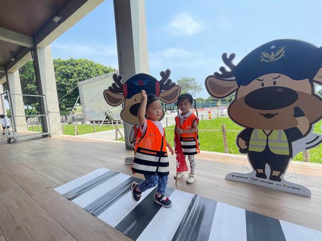 新竹市监理站与新竹市政府、新竹市警察局，3日上午在新竹市港南运河公园，办理新竹市亲子慢骑交通安全小尖兵体验活动。（新竹市监理站提供／王惠慧新竹传真）