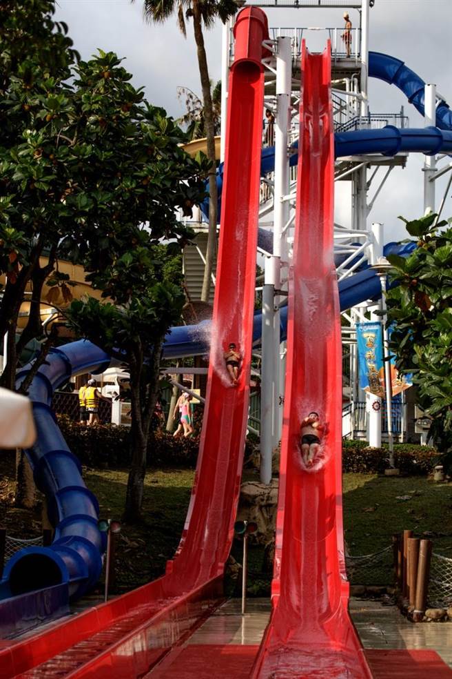 「三铁警消月」优惠活动，凡任职于高铁、捷运、警察、消防员、海巡等，现任从业人员，本人持证购票，畅游探索世界或马拉湾原价899元的门票，优惠价450元。（丽宝乐园提供）