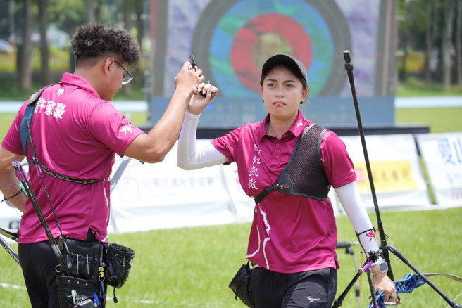 詹紫媚（右）与许家豪在比赛期间互开玩笑。(中华企业射箭联赛提供)