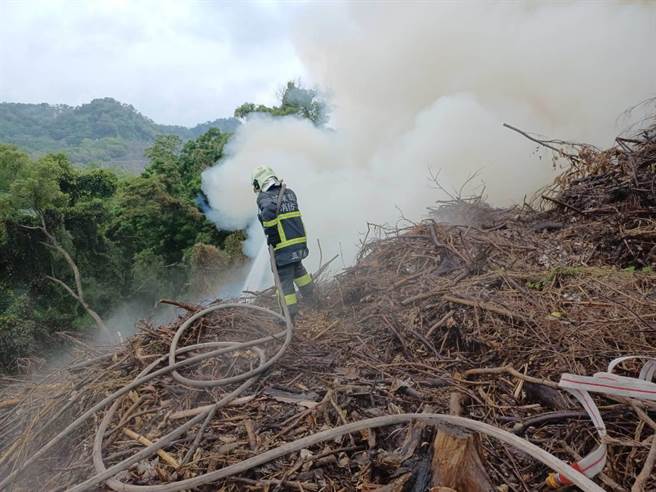 消防人员前往救灾。（民眾提供／李京升苗栗传真）