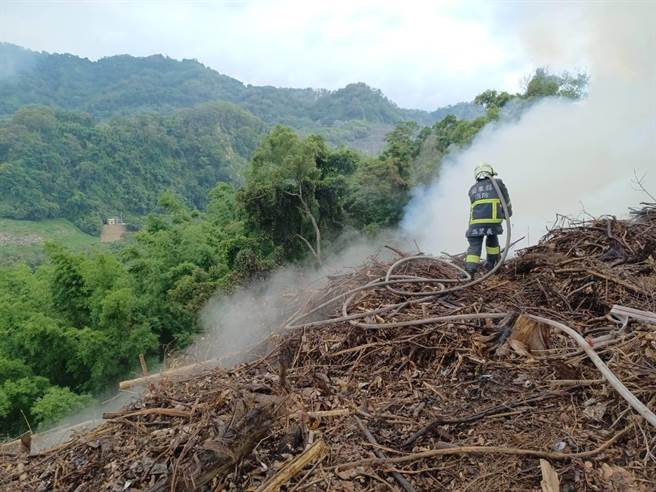 苗栗大湖乡今天发生山林大火，有10名消防、义消呛伤送医。（民眾提供／李京升苗栗传真）