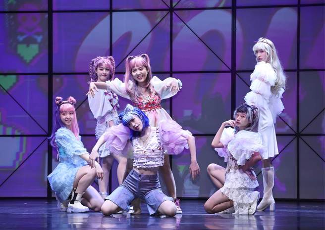 徐巧芯(中上)在《丞相起风了》舞台剧中载歌载舞。（中时资料照／罗永铭摄）