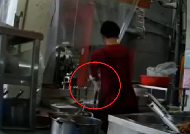 北投一间当地知名的牛肉麵店，被外送员目击把抹布水拧入煮麵水中煮麵。（翻摄影片）