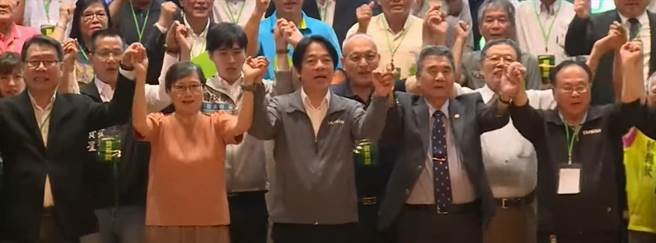 民进党主席、副总统赖清德（前中）指称接受九二共识等于让渡台湾主权。（李京升摄）