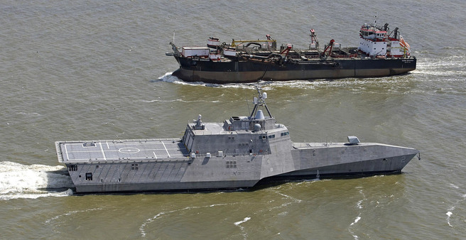 独立级滨海战斗舰（前方）（Independence-class littoral combat ship）。（美联社资料照片）