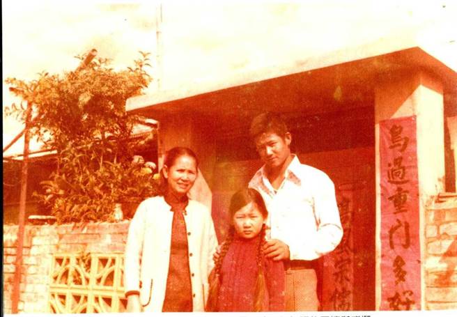 徐乃麟（右）年轻时跟母亲（左）、妹妹住在嘉义眷村。（艾迪昇传播提供）