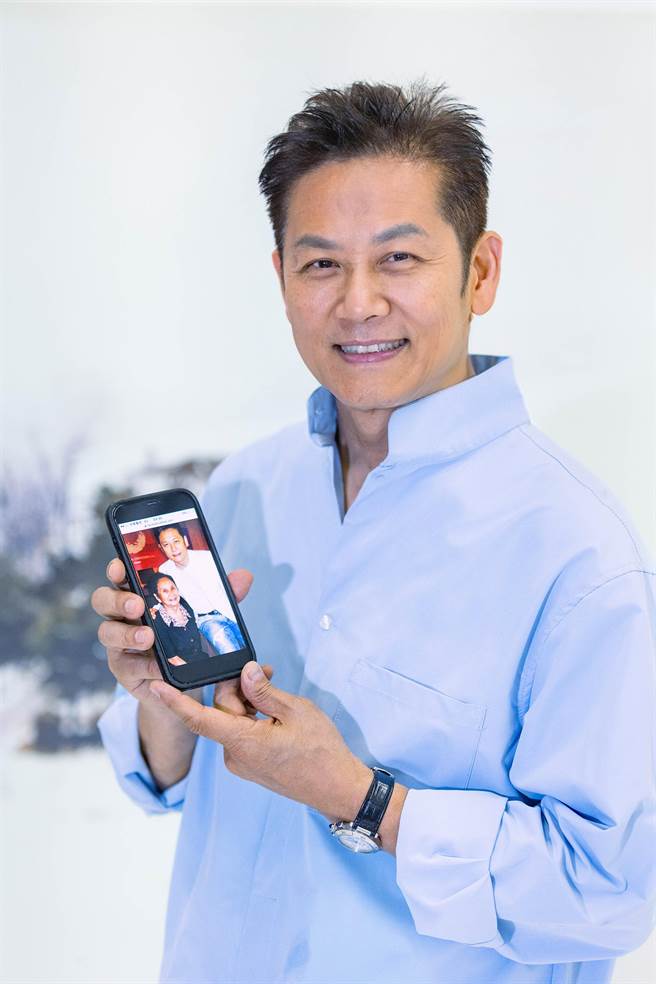 徐乃麟把与母亲的合照设为手机桌面，表达对她的思念。（罗永铭摄）