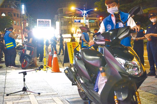 桃园市「静桃计画」启动，1日首日拦查疑似改装车辆89辆，经测试逾越噪音管制当场开罚噪音超标48件。（赖佑维摄）