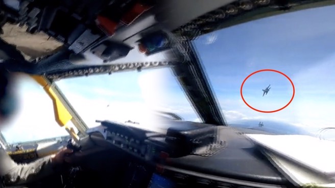 中国国防部长李尚福面对「中国军机、军舰拦截美国军机，驱逐美军军舰」的问题时公开呼吁各国管好自己的军舰、军机。（图／撷取自美军印太司令部影片）