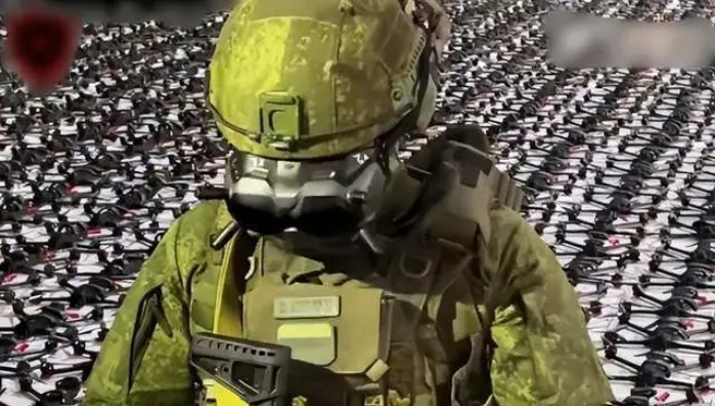 这款民用无人机通过机上视觉系统进行回传控制，俄军士兵戴着VR眼镜操纵无人机。（图／腾讯网）