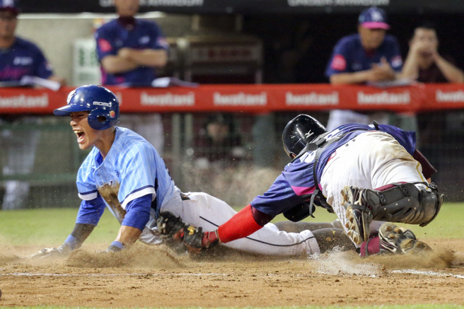 富邦悍将李宗贤扑回本垒得分。（陈麒全摄）