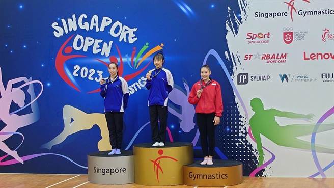 新加坡公开赛再传捷报！屏东体操女孩林宜蓁(中)平衡木再添一金。(林宜蓁提供)