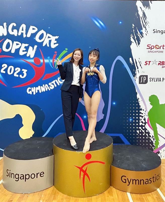 新加坡公开赛再传捷报！屏东体操女孩林宜蓁(中)平衡木再添一金。(林宜蓁提供)