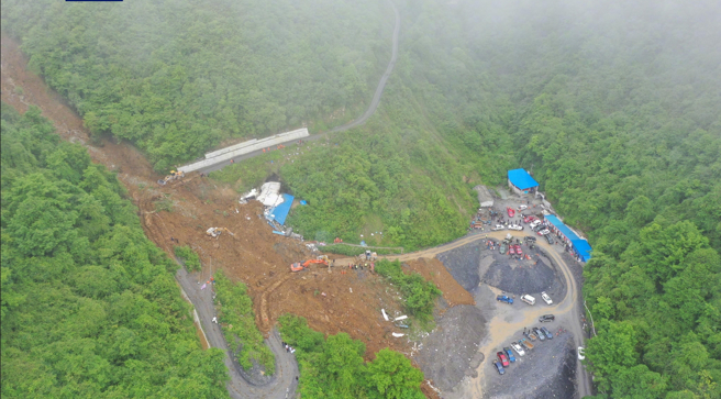 四川省乐山市一处国有林场今早6时左右发生山坡地严重崩塌。（翻摄央视新闻）