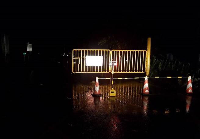 公路总局今天晚间表示，由于受强降雨影响，苏花路廊台9丁线南澳到和平路段发生零星落石。（公路总局提供）