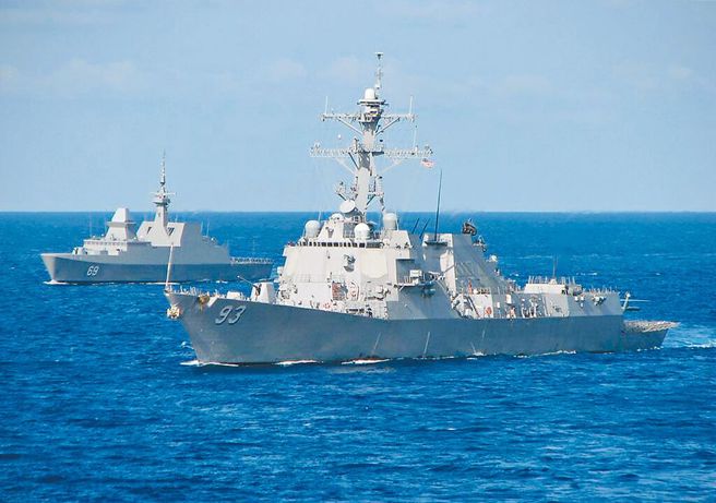 新加坡「香会」举办同时，美军飞弹驱逐舰「锺云号」与加拿大护卫舰「蒙特娄号」一起穿越台湾海峡。图为美舰锺云号檔案照片。（摘自美国海军第七舰队官网）