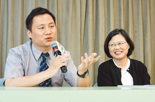 遭控性骚扰的民运人士王丹（左），4日在脸书发文欢迎对方提告，支持用法律的方式寻找事情真相。（本报资料照片）