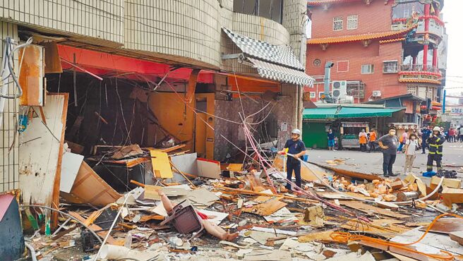 苗栗市南苗三角公园旁牛肉麵店3日上午发生气爆，整个店面炸得面目全非。（读者提供／谢明俊苗栗传真）