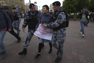 俄羅斯民眾上街慶反對派領導人納瓦尼生日 傳超過百人遭捕